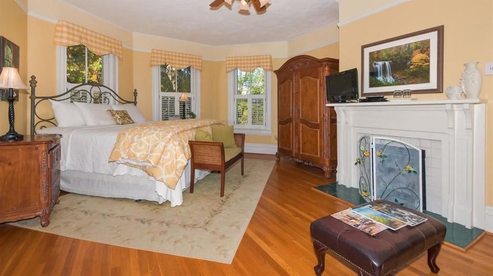 Oak Hill On Love Lane Bed And Breakfast Inn Уэйнсвилл Экстерьер фото