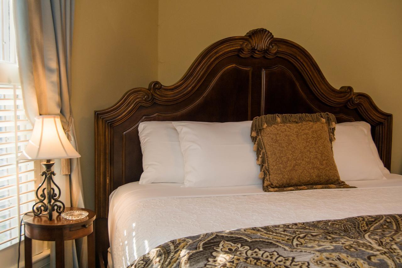 Oak Hill On Love Lane Bed And Breakfast Inn Уэйнсвилл Экстерьер фото