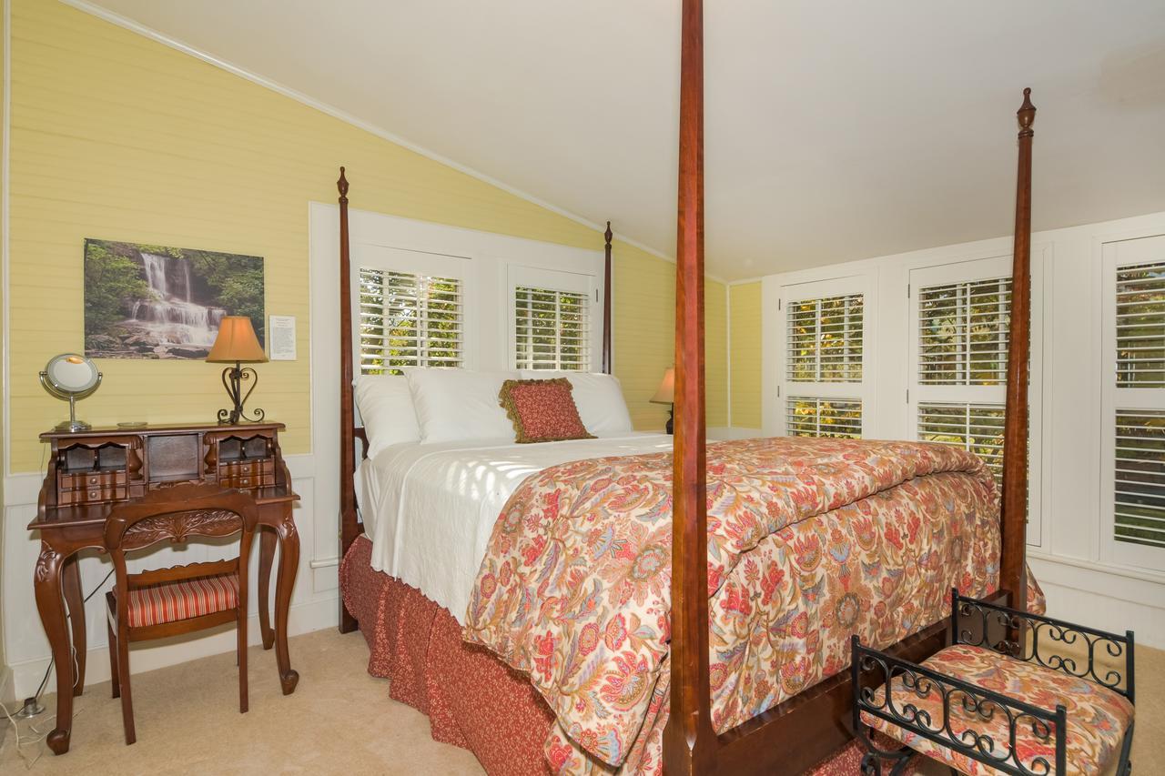 Oak Hill On Love Lane Bed And Breakfast Inn Уэйнсвилл Экстерьер фото