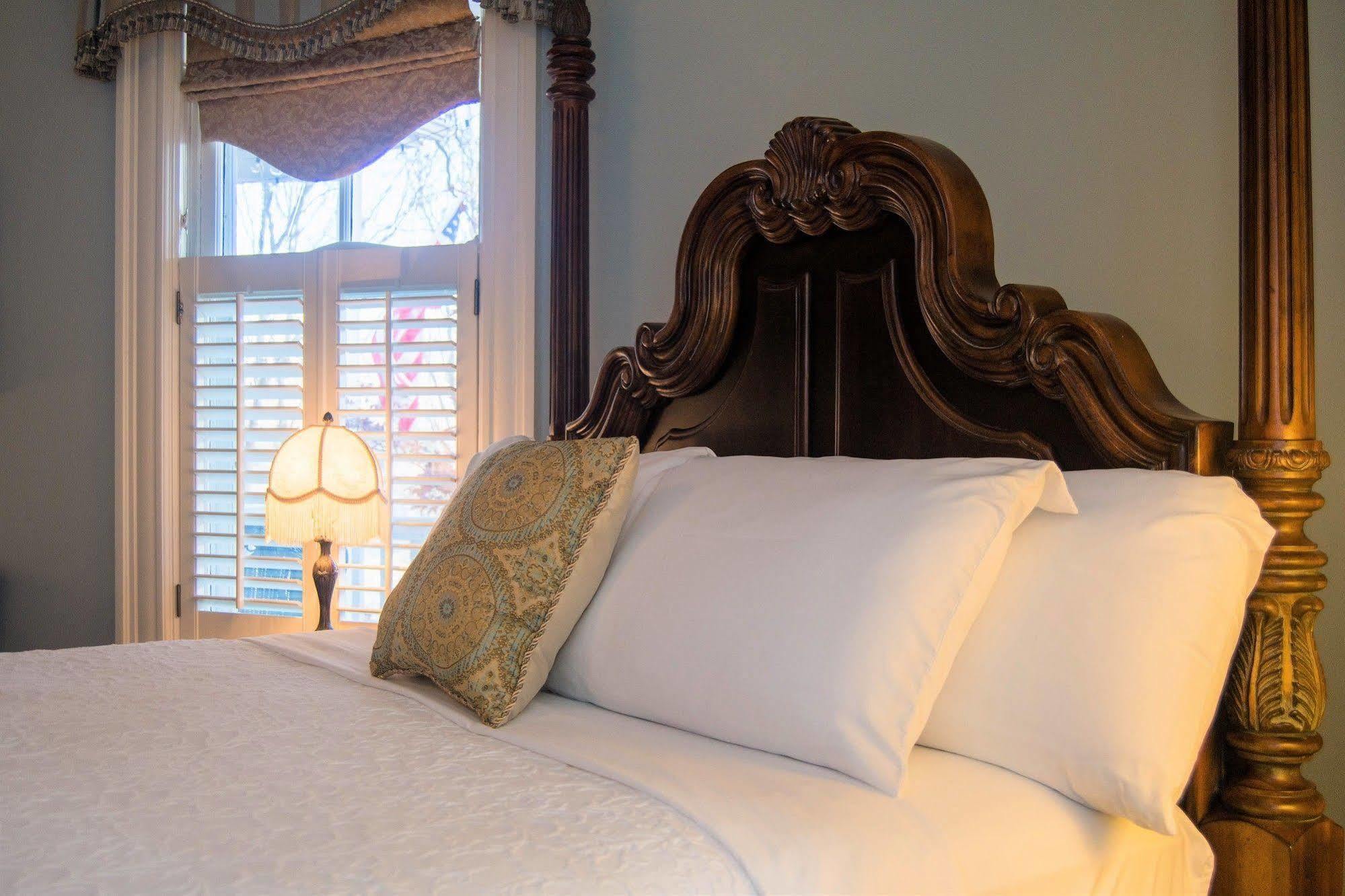 Oak Hill On Love Lane Bed And Breakfast Inn Уэйнсвилл Экстерьер фото