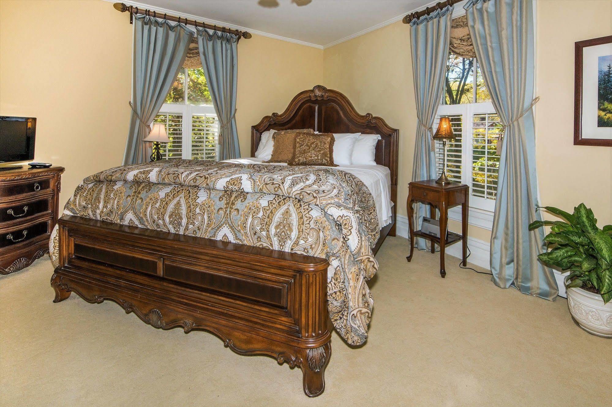 Oak Hill On Love Lane Bed And Breakfast Inn Уэйнсвилл Экстерьер фото