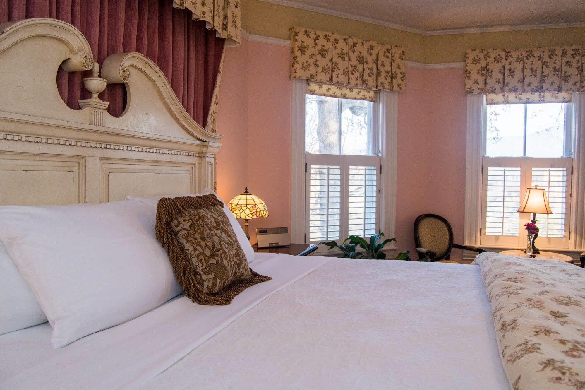 Oak Hill On Love Lane Bed And Breakfast Inn Уэйнсвилл Экстерьер фото