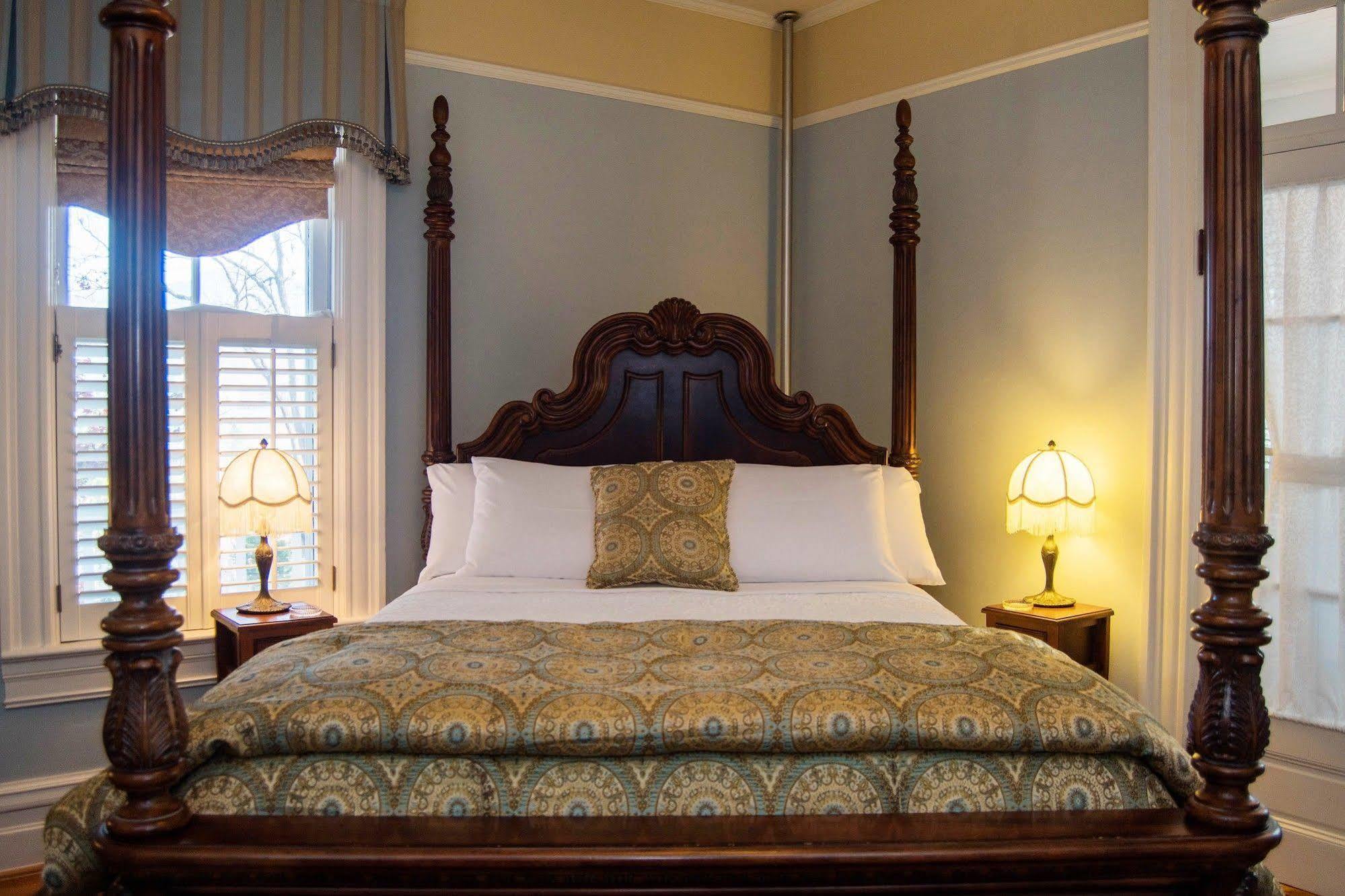 Oak Hill On Love Lane Bed And Breakfast Inn Уэйнсвилл Экстерьер фото