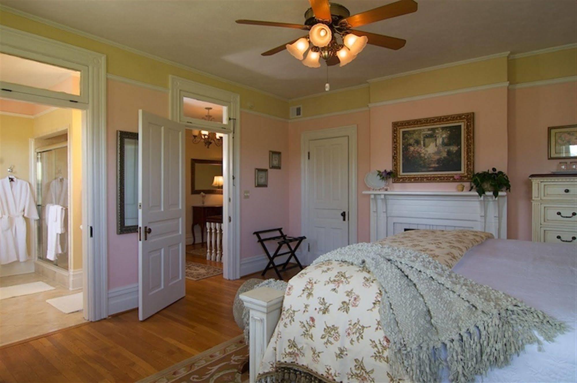 Oak Hill On Love Lane Bed And Breakfast Inn Уэйнсвилл Номер фото