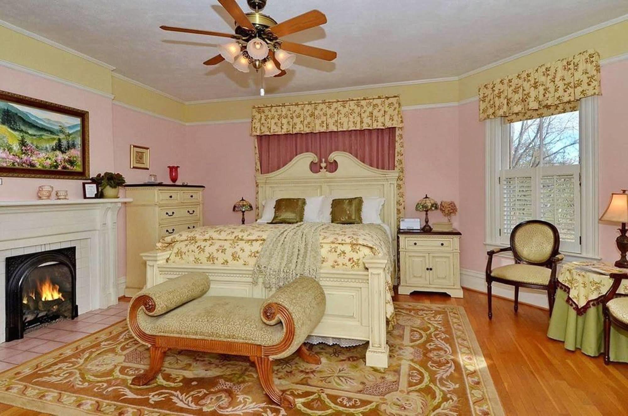 Oak Hill On Love Lane Bed And Breakfast Inn Уэйнсвилл Экстерьер фото