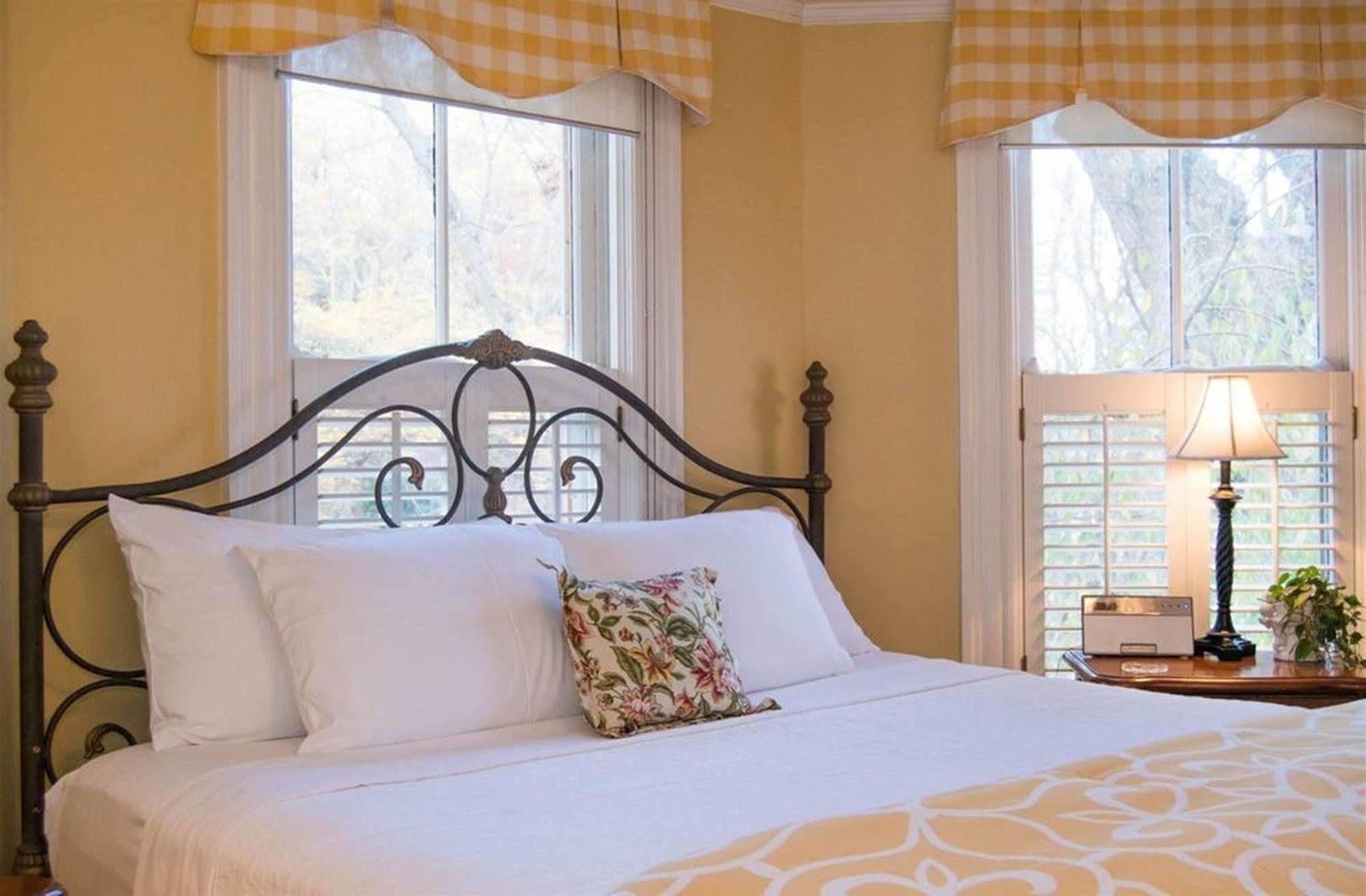 Oak Hill On Love Lane Bed And Breakfast Inn Уэйнсвилл Экстерьер фото