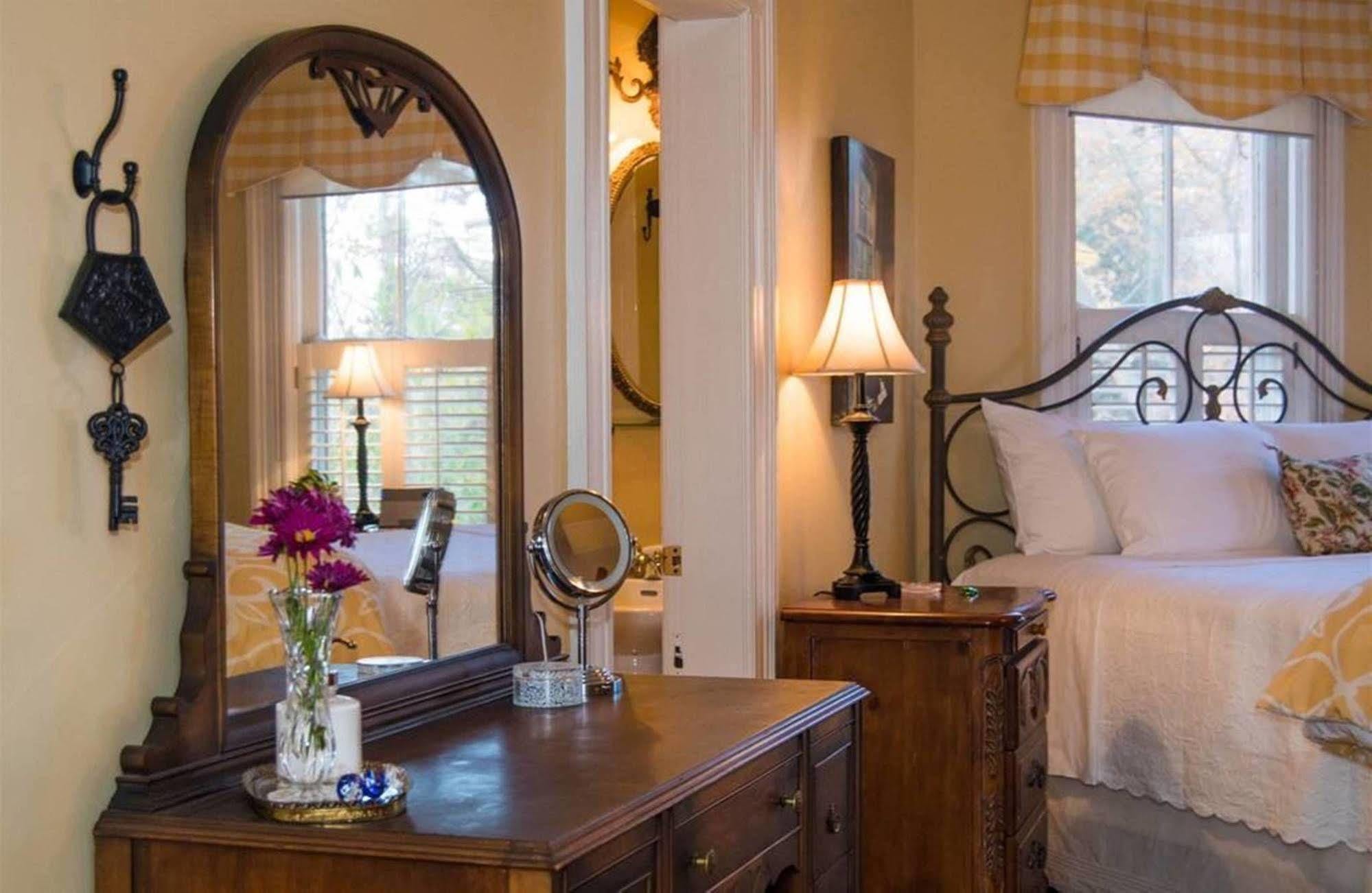 Oak Hill On Love Lane Bed And Breakfast Inn Уэйнсвилл Экстерьер фото
