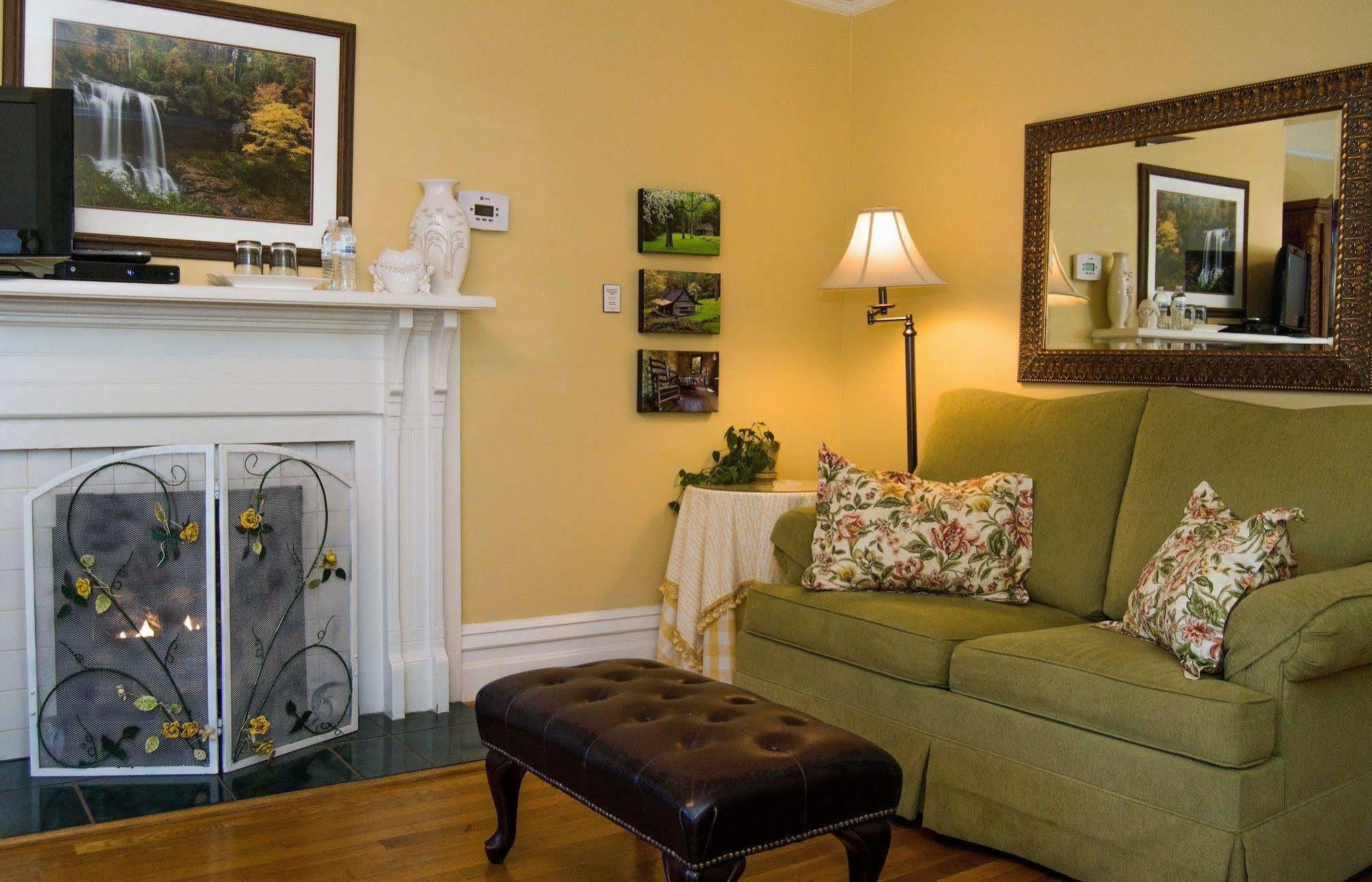 Oak Hill On Love Lane Bed And Breakfast Inn Уэйнсвилл Экстерьер фото