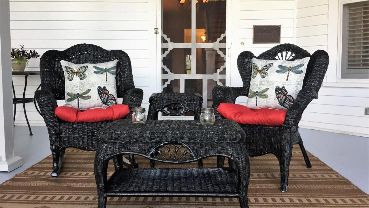 Oak Hill On Love Lane Bed And Breakfast Inn Уэйнсвилл Экстерьер фото