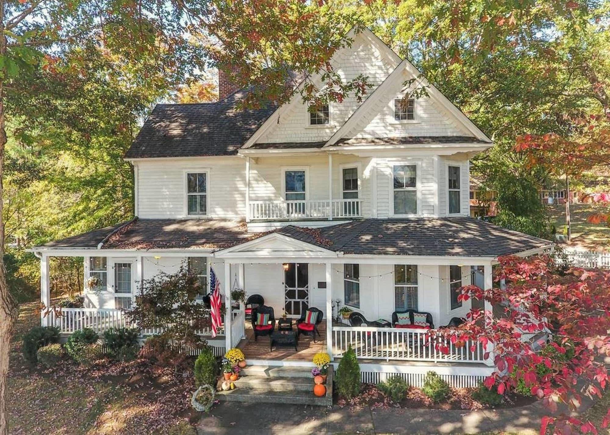 Oak Hill On Love Lane Bed And Breakfast Inn Уэйнсвилл Экстерьер фото