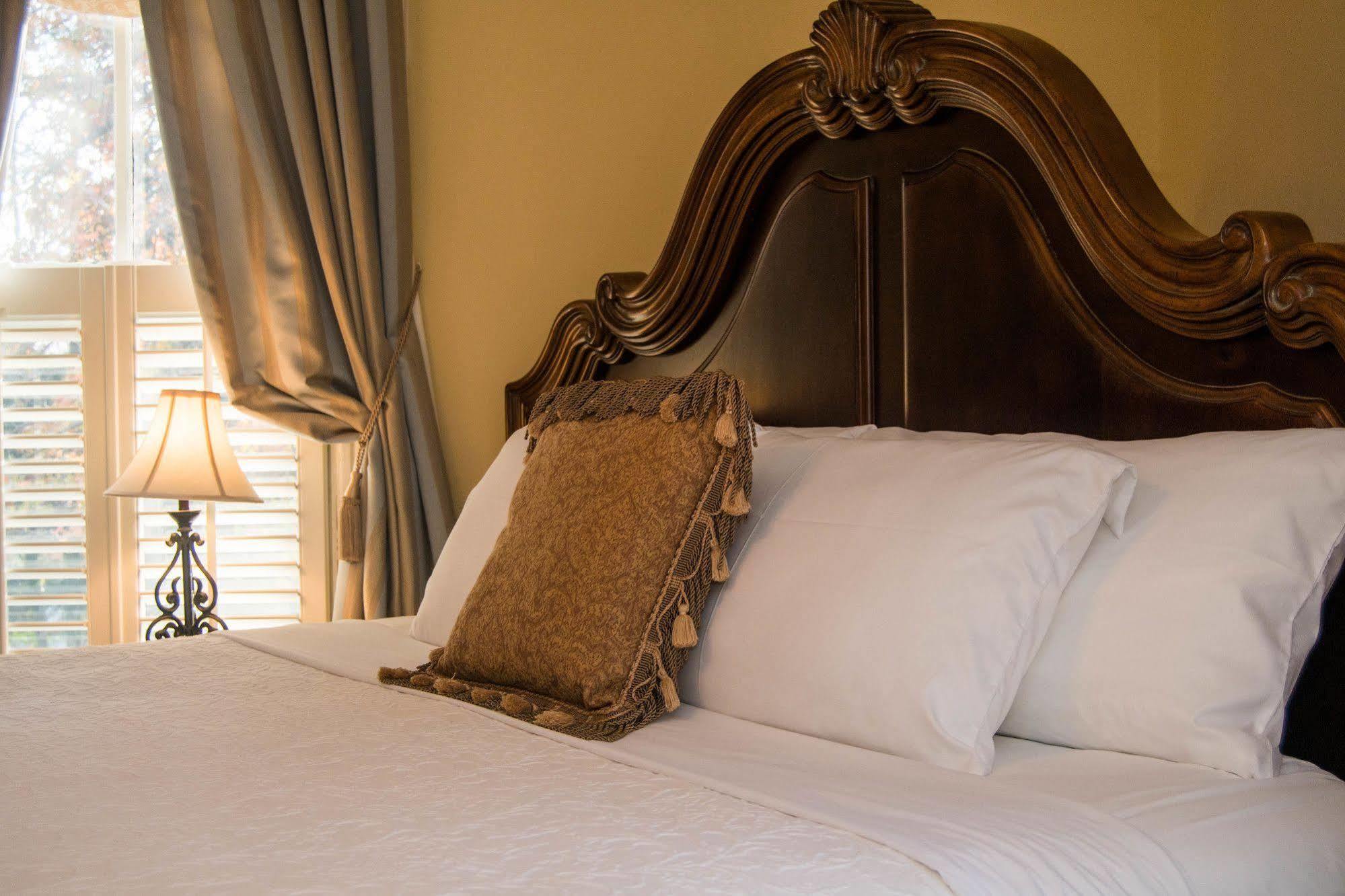 Oak Hill On Love Lane Bed And Breakfast Inn Уэйнсвилл Экстерьер фото