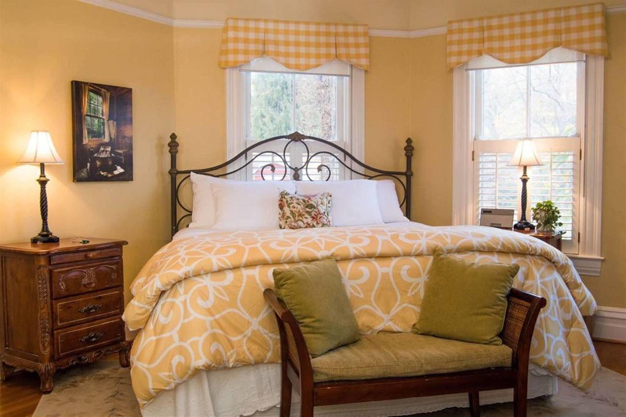 Oak Hill On Love Lane Bed And Breakfast Inn Уэйнсвилл Экстерьер фото
